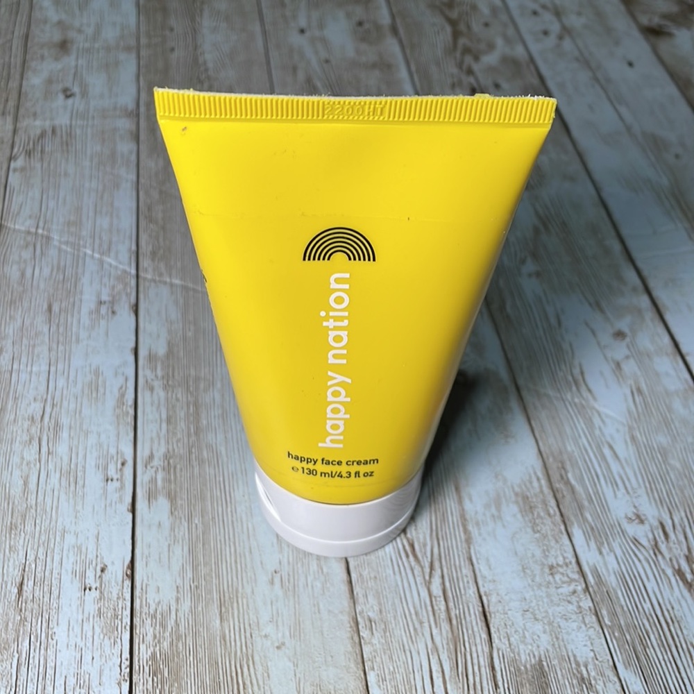 🆕 RESERVED VICTORIA’S SECRET BODY CARE Happy Nation Face Cream - Picture 2 of 6